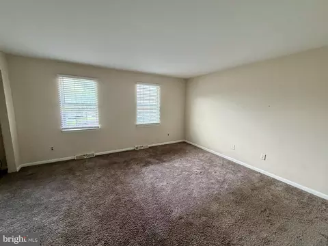 Living - 254 Whitherspoon Ln, Newark, DE 19713 photo 3 of 4