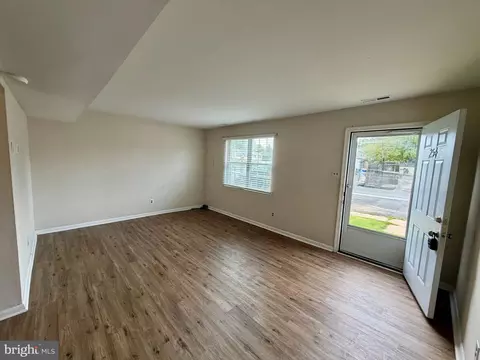 Living - 254 Whitherspoon Ln, Newark, DE 19713 photo 2 of 4