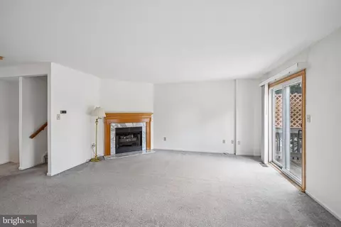 Living - 8 Orourke Ct, Newark, DE 19702 photo 3 of 5