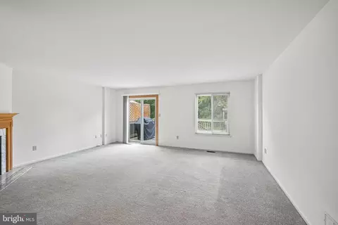 Living - 8 Orourke Ct, Newark, DE 19702 photo 2 of 5
