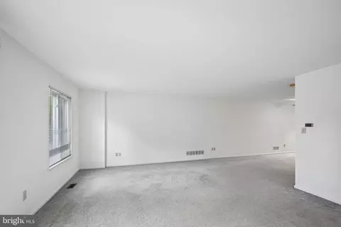 Living - 8 Orourke Ct, Newark, DE 19702 photo 5 of 5