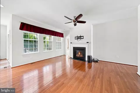 Living - 631 Red Maple Rd, Middletown, DE 19709 photo 2 of 4
