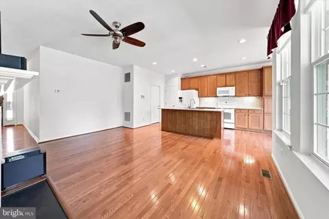 Living - 631 Red Maple Rd, Middletown, DE 19709 photo 3 of 4