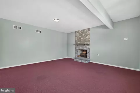 Living - 1 Foxfield Ct, Bear, DE 19701 photo 2 of 5