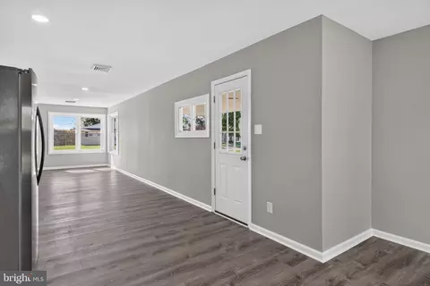 Entry Way - 71 Mercer Dr, Newark, DE 19713 photo 7 of 15