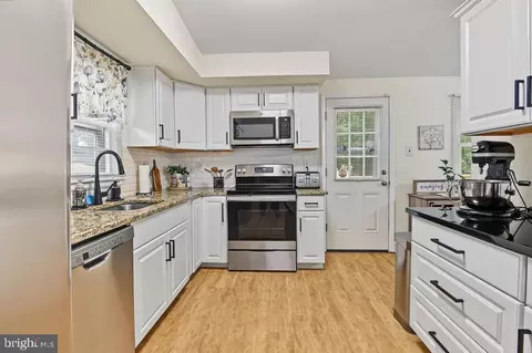 Kitchen - 29 E Cherokee Dr, Newark, DE 19713 photo 2 of 3