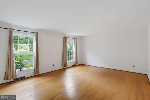 Living - 301 Caravel Dr, Bear, DE 19701 photo 3 of 8