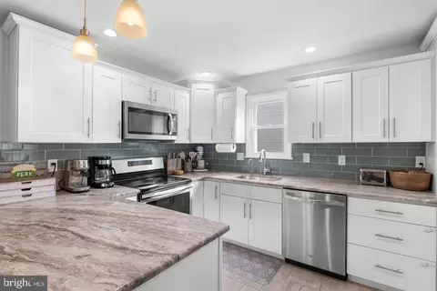 Kitchen - 128 E Green Valley Cir, Newark, DE 19711 photo 1 of 2