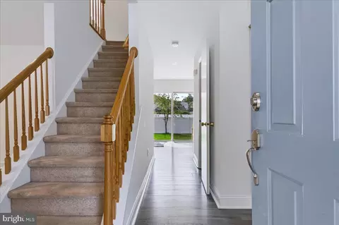 Entry Way - 25 Avignon Dr, Newark, DE 19702 photo 1 of 4