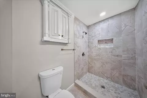 Bath - 601 Banyan Rd, Newark, DE 19713 photo 2 of 3