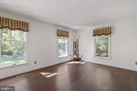 Living - 105 Thoroughfare Neck Rd, Townsend, DE 19734 photo 1 of 3
