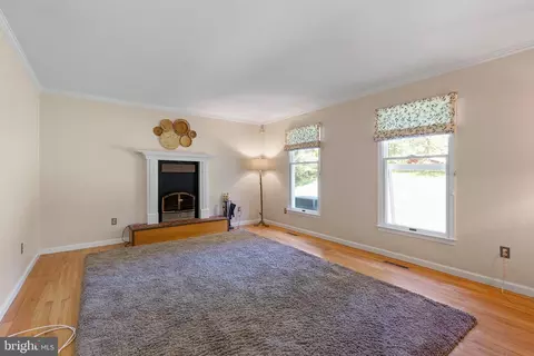 Living - 105 Thoroughfare Neck Rd, Townsend, DE 19734 photo 2 of 3