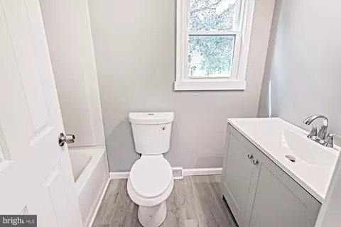 Bath - 52 Greenbridge Dr, Newark, DE 19713 photo 2 of 2