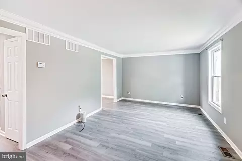 Living - 52 Greenbridge Dr, Newark, DE 19713 photo 1 of 2