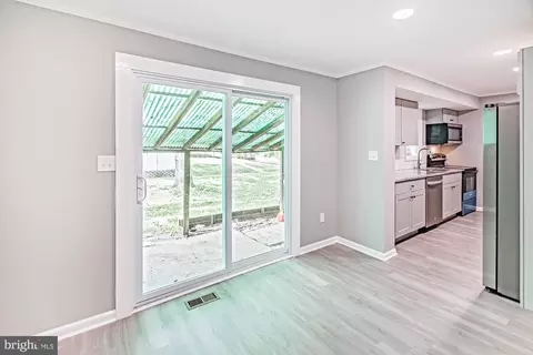 Entry Way - 52 Greenbridge Dr, Newark, DE 19713 photo 2 of 2