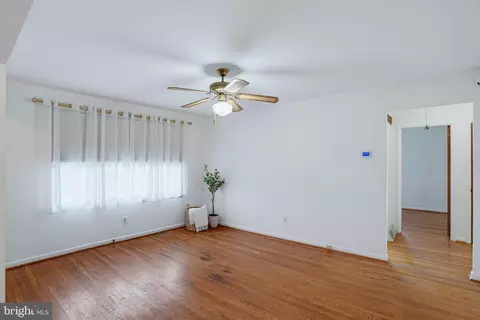Living - 607 Tamara Cir, Newark, DE 19711 photo 3 of 5