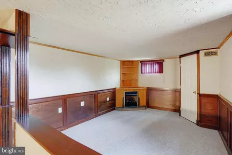 Living - 607 Tamara Cir, Newark, DE 19711 photo 4 of 5