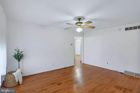 Living - 607 Tamara Cir, Newark, DE 19711 photo 1 of 5
