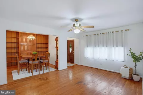 Living - 607 Tamara Cir, Newark, DE 19711 photo 2 of 5
