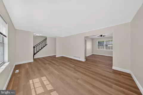Living - 47 Midland Dr, Newark, DE 19713 photo 3 of 5