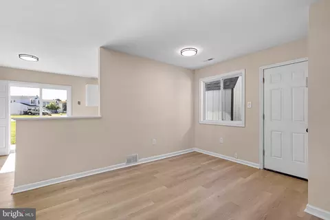 Living - 8 Bergen Ct, Newark, DE 19702 photo 4 of 4