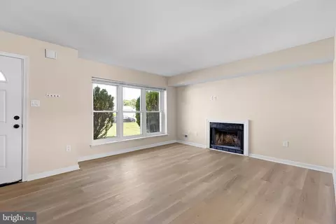 Living - 8 Bergen Ct, Newark, DE 19702 photo 2 of 4