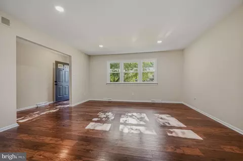 Living - 13 Cornwall Dr, Newark, DE 19711 photo 1 of 7