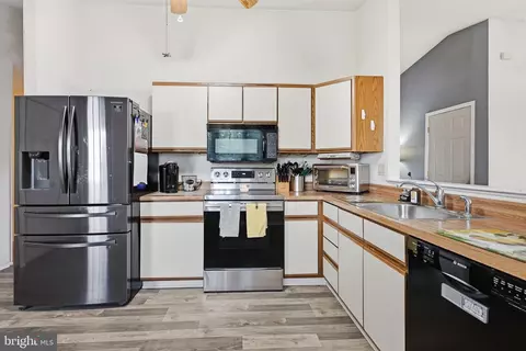 Kitchen - 57 Castle Run Dr, Bear, DE 19701 photo 2 of 2