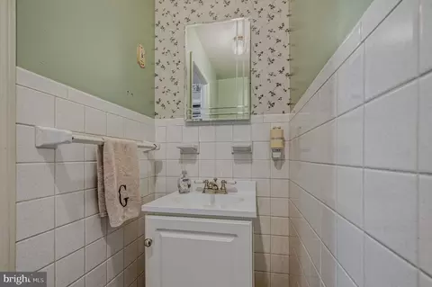 Bath - 12 Kitty Ln, Newark, DE 19713 photo 1 of 2