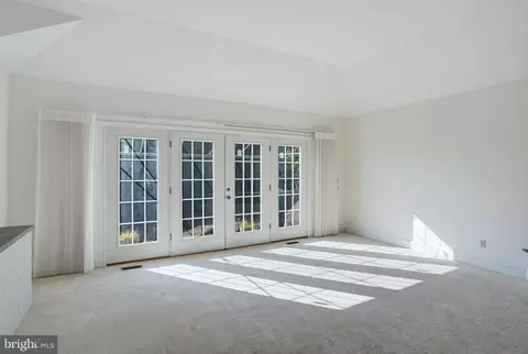 Living - 9 Mccormick Dr, Hockessin, DE 19707 photo 2 of 9