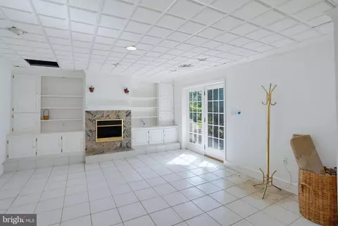 Living - 9 Mccormick Dr, Hockessin, DE 19707 photo 6 of 9