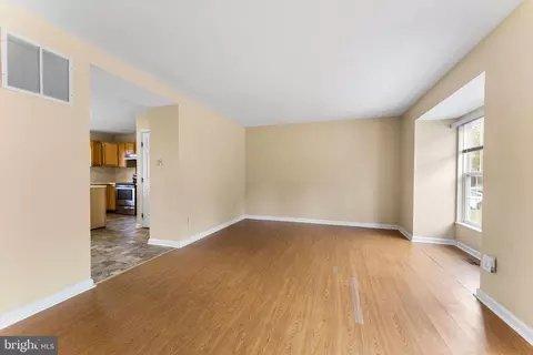 Living - 111 Lauren Pl, Newark, DE 19702 photo 1 of 2