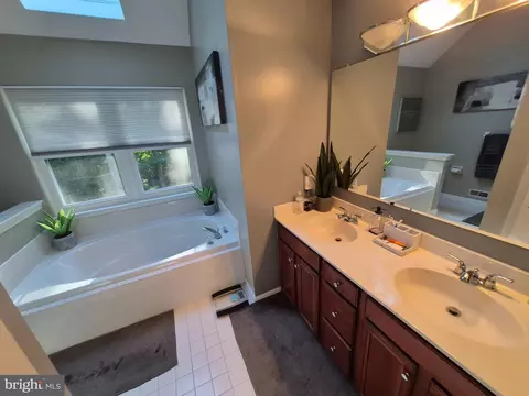Bath - 422 Post Oak Ln, Newark, DE 19702 photo 1 of 3