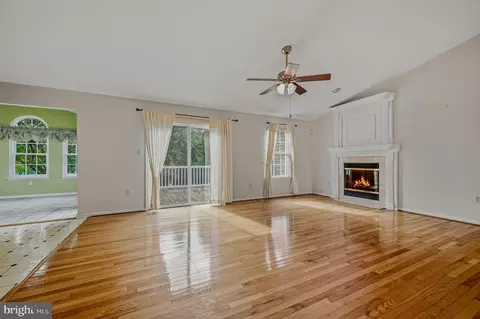 Living - 10 Corbit Sharp Dr, Townsend, DE 19734 photo 2 of 6