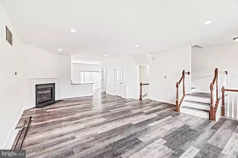 Living - 792 Jacobsen Cir, Newark, DE 19702 photo 4 of 5