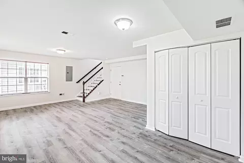 Living - 792 Jacobsen Cir, Newark, DE 19702 photo 2 of 5