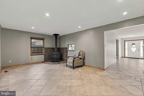 Living - 24 Ardmore Rd, Newark, DE 19713 photo 1 of 3