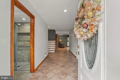 Entry Way - 24 Ardmore Rd, Newark, DE 19713 photo 2 of 6