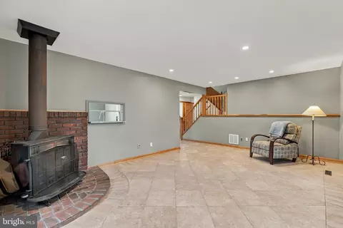 Living - 24 Ardmore Rd, Newark, DE 19713 photo 2 of 3
