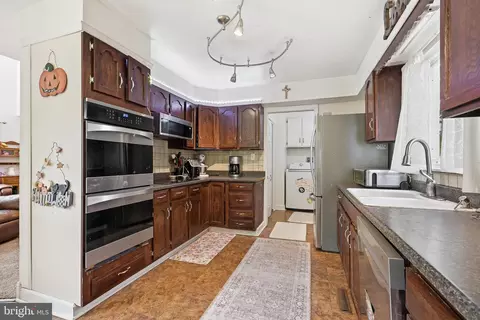Kitchen - 132 Walls Way, Bear, DE 19701 photo 2 of 2