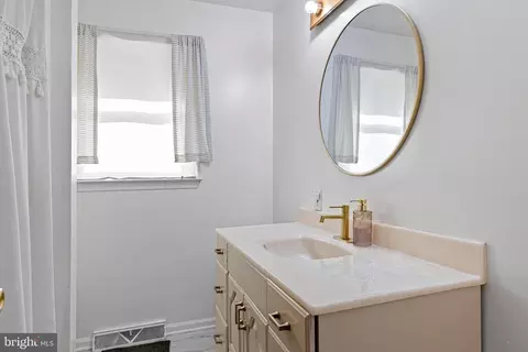 Bath - 4 Kipling Dr, Newark, DE 19702 photo 1 of 2