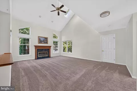 Living - 10 Moonlight Ct, Newark, DE 19702 photo 1 of 4