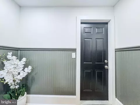 Entry Way - 101 E 35th St, Wilmington, DE 19802 photo 4 of 7
