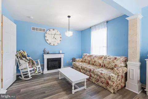 Living - 20 E Minglewood Dr, Middletown, DE 19709 photo 2 of 2