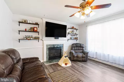 Living - 20 E Minglewood Dr, Middletown, DE 19709 photo 1 of 2