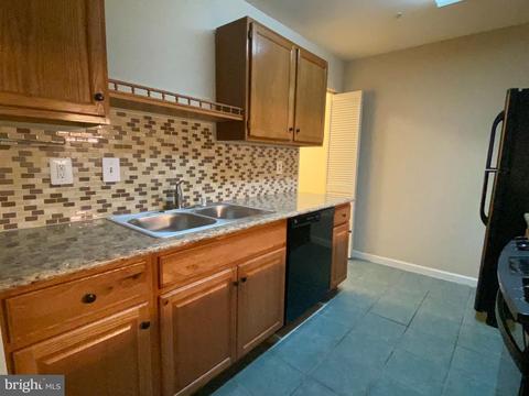 901 Waters Edge Dr, Newark, DE 19702 photo 5