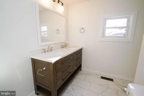 Bath - 210 E 6th St, Laurel, DE 19956 photo 6 of 11