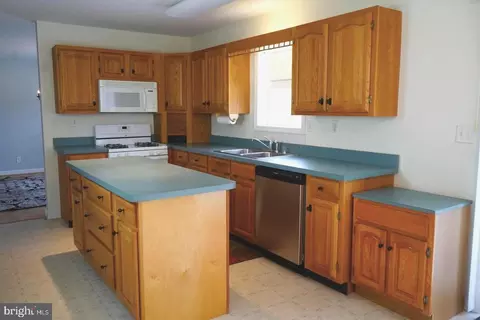 Kitchen - 24644 Peterkins Rd, Georgetown, DE 19947 photo 3 of 8