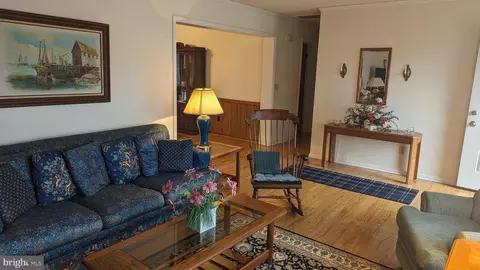 Living - 37518 Susan St, Ocean View, DE 19970 photo 2 of 3