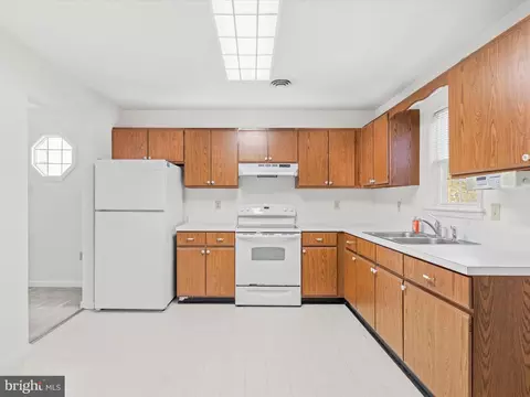 Kitchen - 19 Port Royal Rd, Ocean View, DE 19970 photo 2 of 4